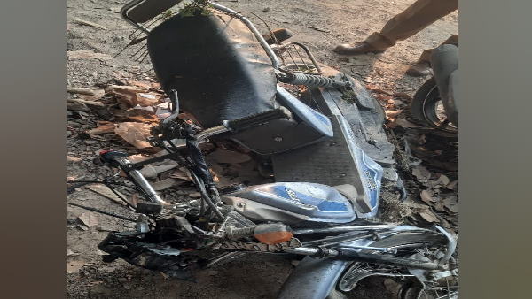 ट्रक और मोपेड की भिड़ंत में 3 की मौत 