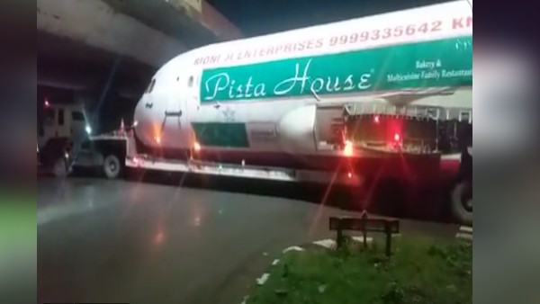 शनिवार देर शाम की घटना, बीचोबीच फंसा जहाज 