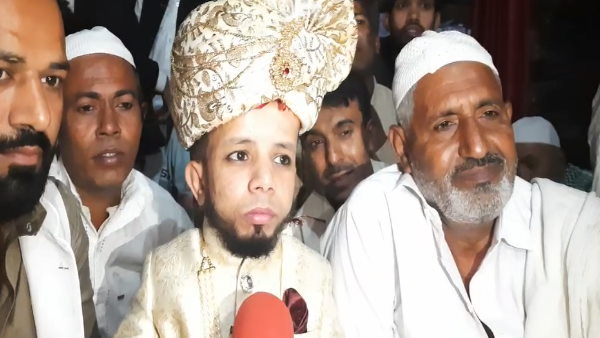 भीड़ को सँभालने पुलिस को आना पड़ा