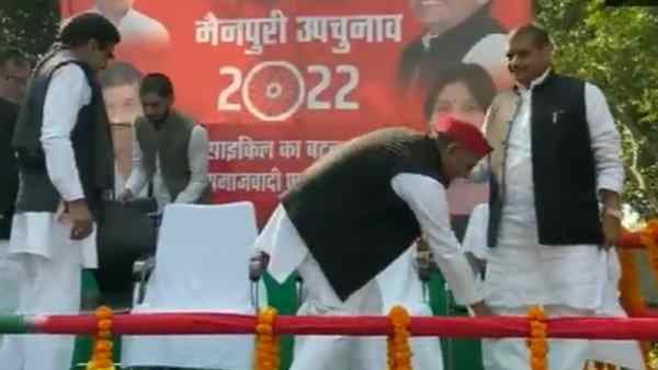 यादव परिवार एकजुट रहा तो अपने गढ़ में अजेय बन सकती है सपा 