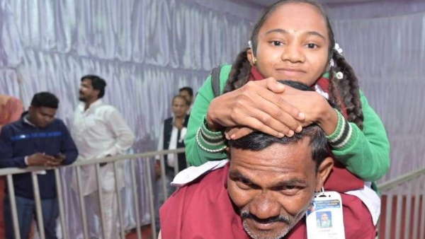 पिता के कंधे में बैठकर सीएम अंकल से मिली पुष्पलता पिता के कंधे में बैठकर सीएम अंकल से मिली पुष्पलता