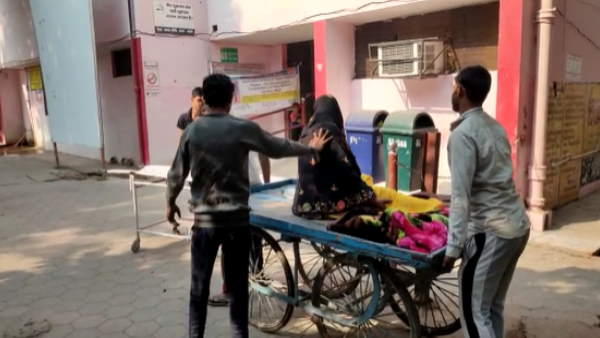 ठेले को धक्का देते हुए सीएचसी पहुंचे