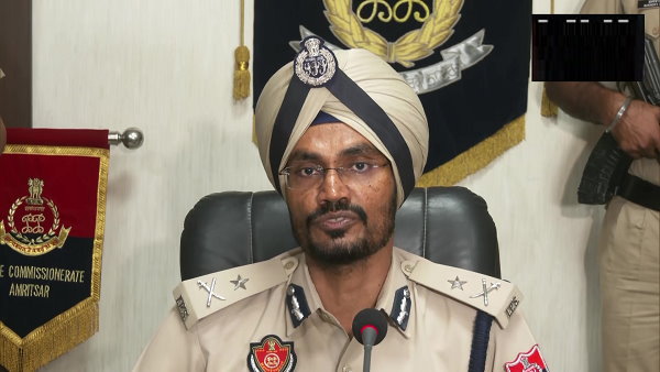 कार में आए शख्स ने चलाईं गोलियां कार में आए शख्स ने चलाईं गोलियां