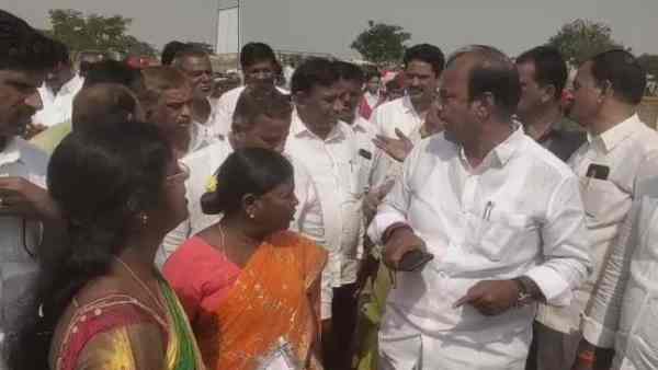 गुस्से से लाल विधायक को शांत करने की कोशिश