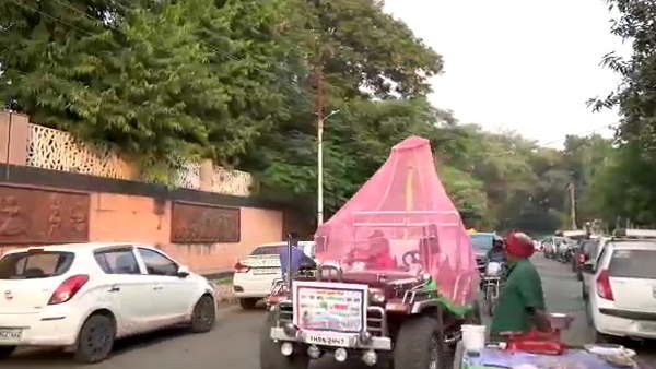 जीप को किया मच्छरदानी में पैक