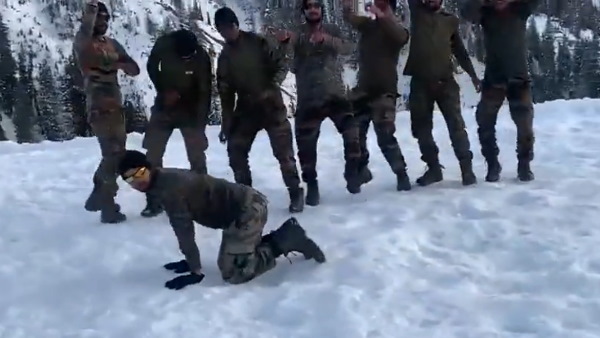 बर्फ पर किया शानदार डांस