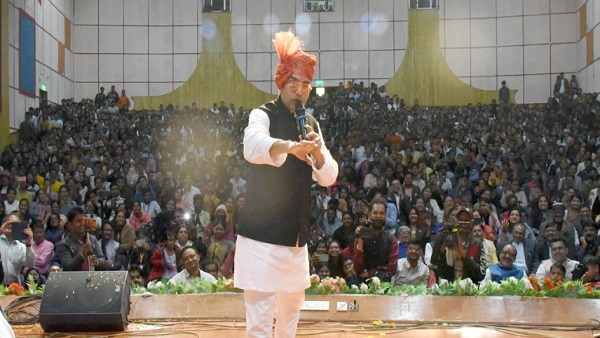 आशुतोष के संवाद के लिए चौपाल सजाई गई थी