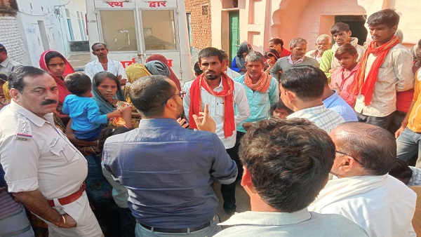 पुलिस द्वारा बेरहमी से मारपीट पुलिस द्वारा बेरहमी से मारपीट