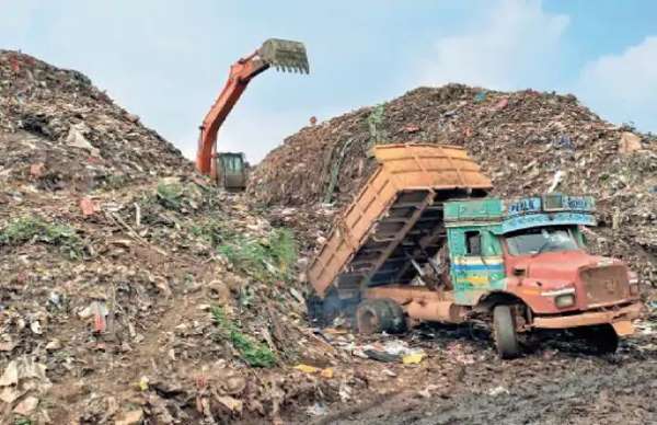 कचरे का पहाड़ बना लोगों की परेशानी का सबब