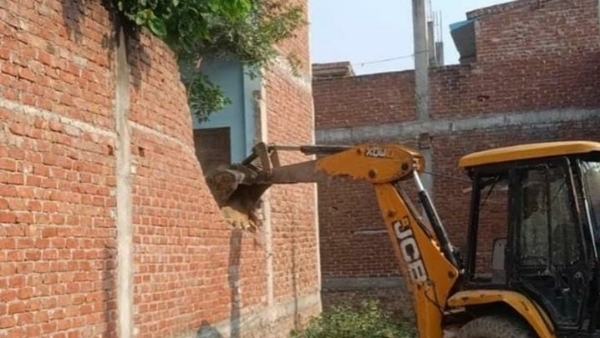 प्रशासनिक अधिकारी बताते रहे अवैध निर्माण