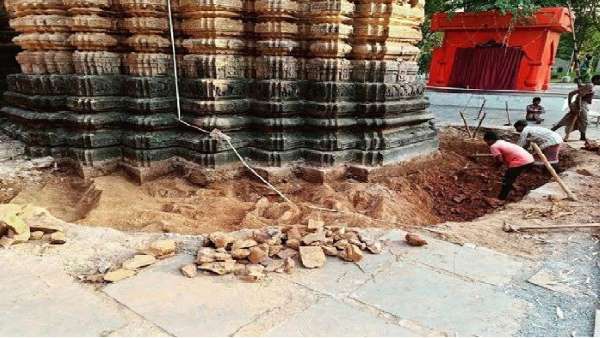 इसलिए कलेक्टर ने रुकवाया गया मंदिर में काम इसलिए कलेक्टर ने रुकवाया गया मंदिर में काम