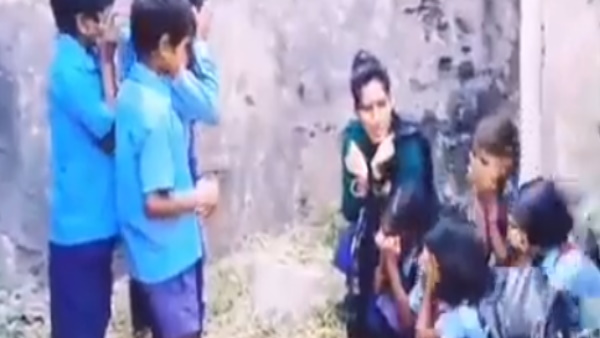 टीचर खेल रही बच्चों के साथ खूबसूरत तरीके से ये खेल टीचर खेल रही बच्चों के साथ खूबसूरत तरीके से ये खेल