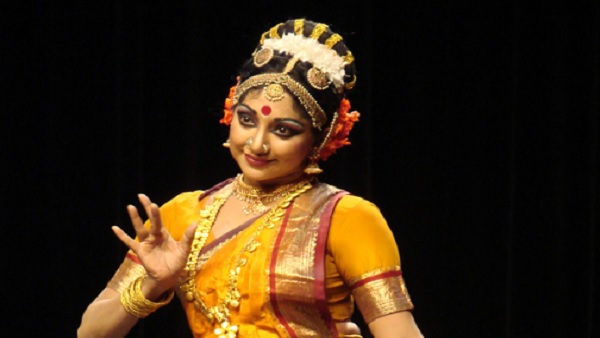 Tilak or Bindi: क्यों लगाते हैं माथे पर तिलक?
