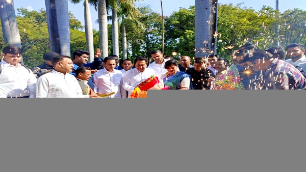 केक लेकर पहुंची महिला ने मांगी माफी 