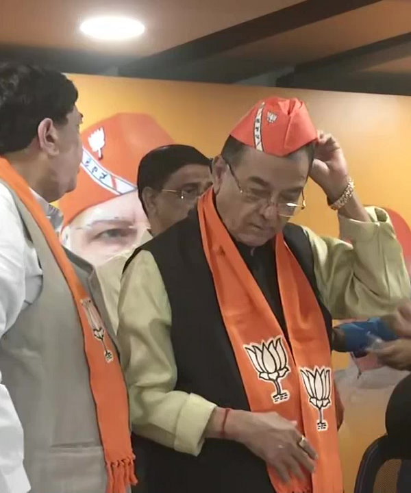 Senior Gujarat Congress leader Mohansinh Rathwa quits party and today joins BJP
