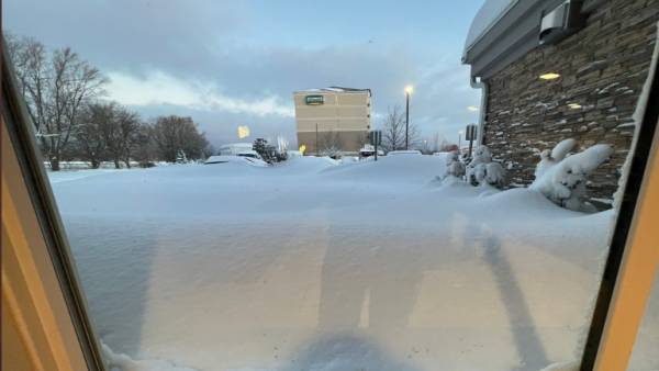 बर्फ ने सब कुछ ढक दिया