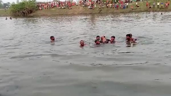 Boat capsize in Barabanki Sumli river 3 children died and many missing Boat capsize in Barabanki Sumli river 3 children died and many missing