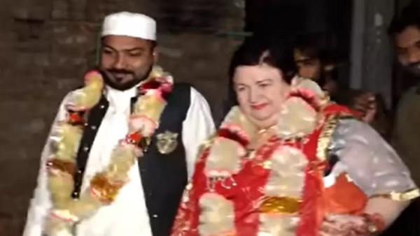 उम्र के अंतर को नजरअंदाज कर कपल ने की शादी उम्र के अंतर को नजरअंदाज कर कपल ने की शादी