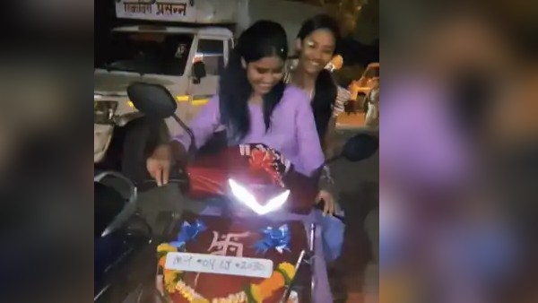 स्कूटी देखकर भावुक हुई बहन