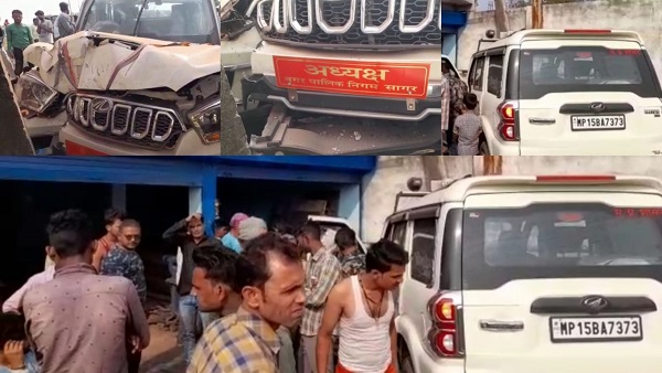 निगमाध्यक्ष सागर लिखी कार खंभे से भिड़ी निगमाध्यक्ष सागर लिखी कार खंभे से भिड़ी