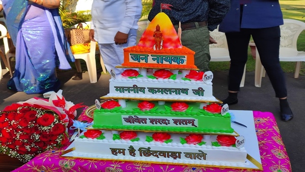 केक की बनावट को लेकर इसलिए मचा बबाल 