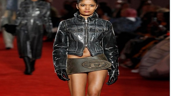 मॉडल्स ने किया रैंप वॉक मॉडल्स ने किया रैंप वॉक