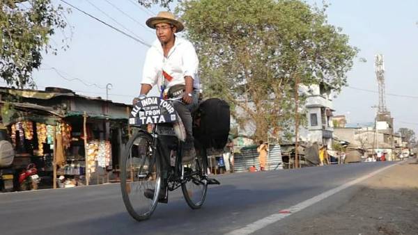 अधिराज अनोखे अंदाज़ में दे रहे संदेश