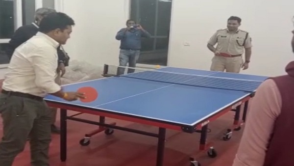 सागर एसपी क्लीन बोल्ड, कलेक्टर ने टेबिल टेनिस पर हाथ आजमाए