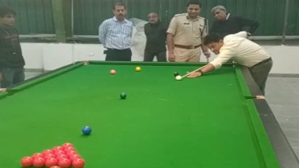 सागर एसपी क्लीन बोल्ड, कलेक्टर ने टेबिल टेनिस पर हाथ आजमाए