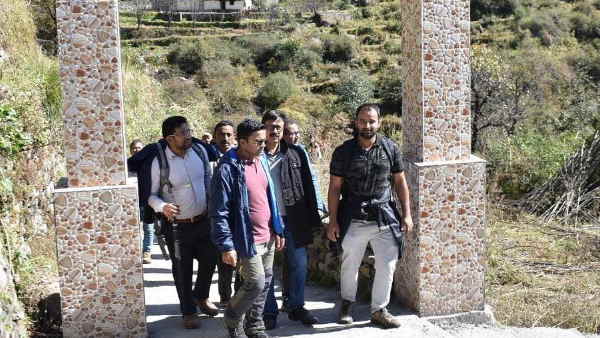 पैदल तय करते हुए जिले के सबसे दूरस्थ गांव डुमक पहुंचे डीएम 
