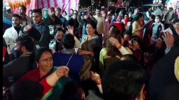 पारंपरिक वाद्य यंत्रों के साथ भैलों खेला गया व लोकनृत्य आयोजित किए 