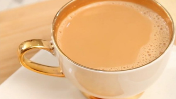 उनके स्‍टाल पर लोगों को पसंद आती है बॉम्‍बे कटिंग चाय 