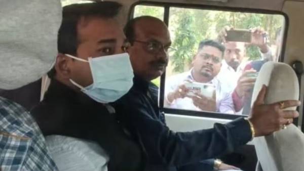 कांग्रेस नेता ने की थी शिकायत, फिर ACB ने रंगे हाथों पकड़ा
