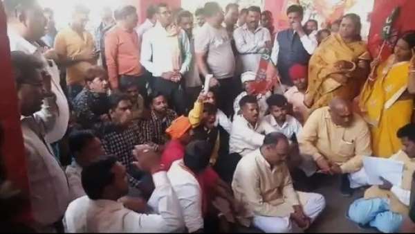 आरक्षक पर कार्रवाई की मांग पर किया चक्काजाम