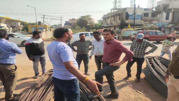 कमिश्नर स्वयं खड़े होकर करवा रहे कार्रवाई