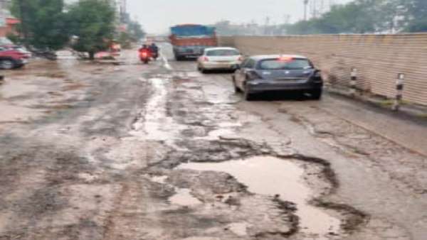 जर्जर सड़कों पर बढ़े हादसे, 2020 में पूरा होना था काम