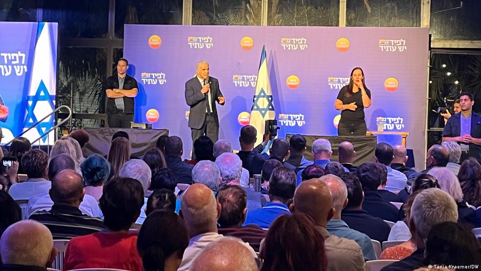 याइर लापिड का गठबंधन मामूली अंतर से पीछे हो गया है याइर लापिड का गठबंधन मामूली अंतर से पीछे हो गया है