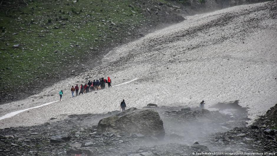 बर्फबारी की जगह बारिश के कारण बहुत नुकसान हो रहा है