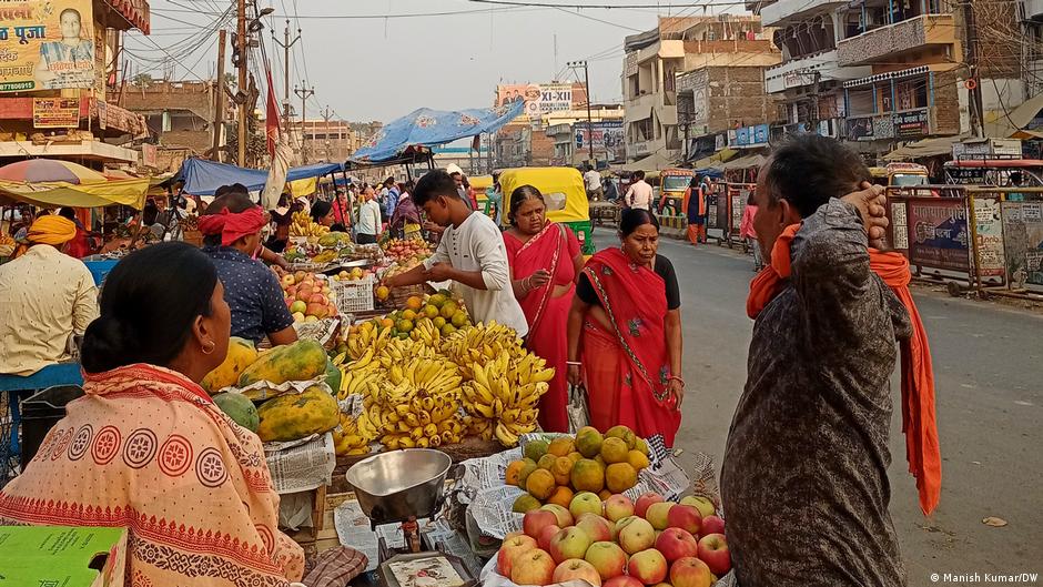 फल सब्जी बेचने वाले या छोटे दुकानदार अकसर महाजनों के चंगुल में फंसते हैं