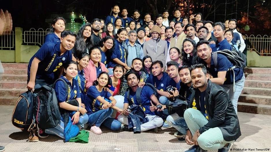 सोशल मीडिया प्लेटफार्मों पर युवाओं को प्रताड़ना झेलनी पड़ रही है