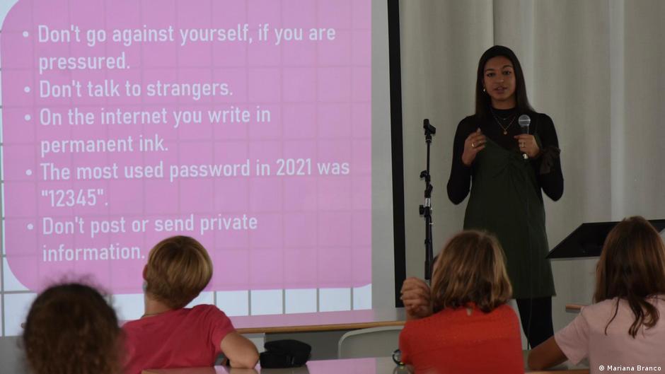 कई और देशों में भी ऑनलाइन प्रताड़ना की खबरें आई हैं और वहां लोगों को जागरूक किया जा रहा है