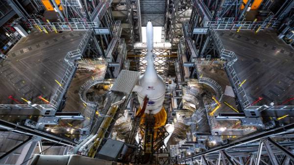 चांद पर फिर से मनुष्य को पहुंचाने की तैयारी हो रही है!