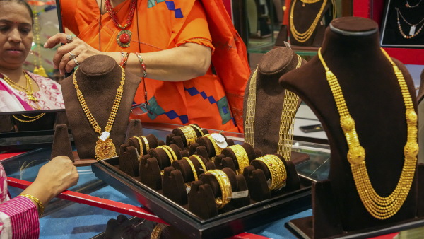 जानिए कितना सस्ता हुआ सोना