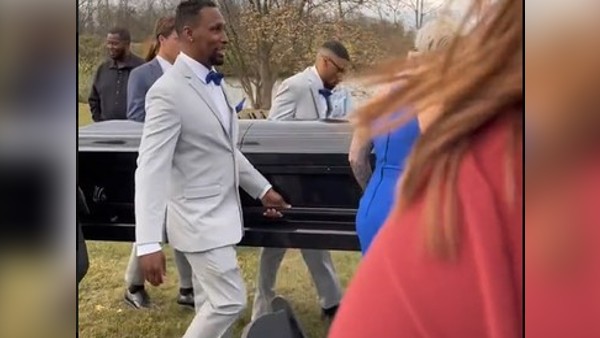 दूल्हे की अजीबोगरीब एंट्री, लोगों का चढ़ा पारा दूल्हे की अजीबोगरीब एंट्री, लोगों का चढ़ा पारा