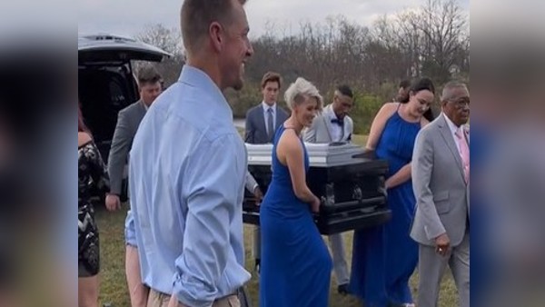 कार ने निकाला ताबूत और फिर आगे बढ़े लोग कार ने निकाला ताबूत और फिर आगे बढ़े लोग