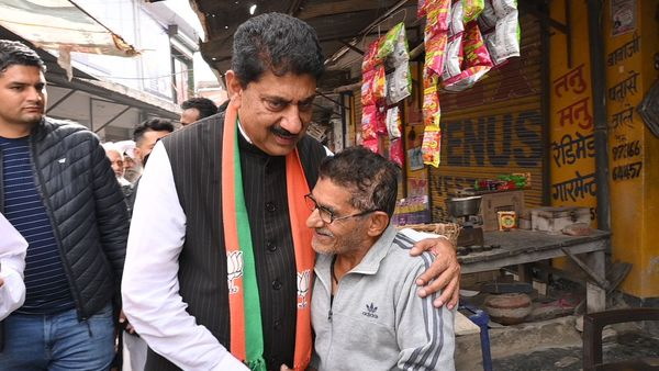बीजेपी से संबंध रखने वाले तीन उम्मीदवार मैदान में