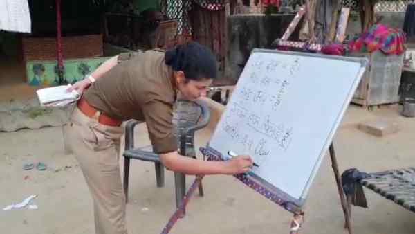 सड़क पर लगाती हैं पाठशाला