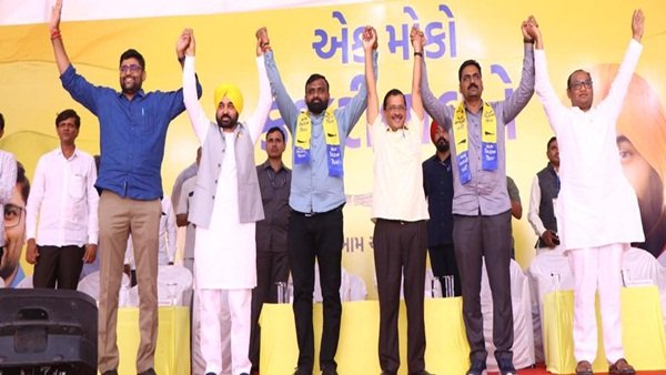 एक साल पहले ही AAP नेता बने इसुदान गढ़वी 