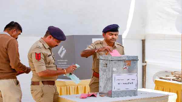 गुजरात के पहले चरण में 211 करोड़पति उम्मीदवार