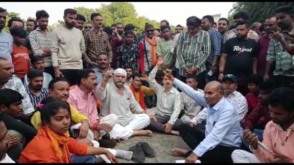 पूर्व विधायक भी प्रदर्शन में हुए शामिल